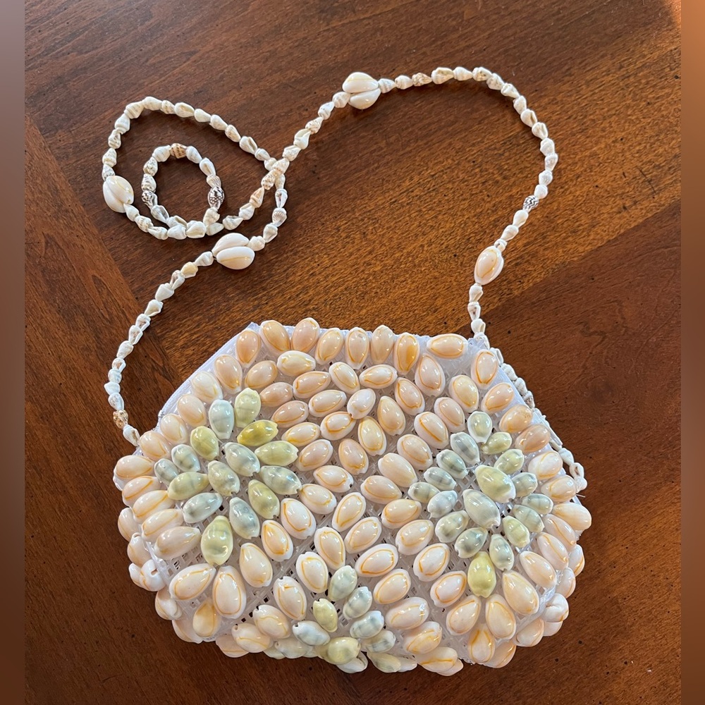 New - Elegant Shell Beaded Clutch